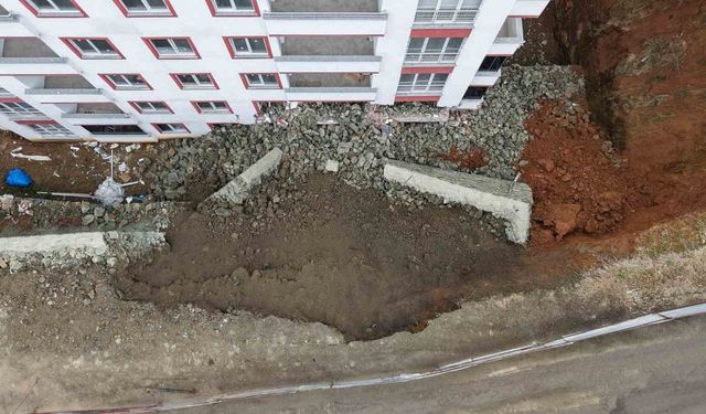 Trabzon'da istinat duvarı çöktü, 9 katlı bina zarar gördü