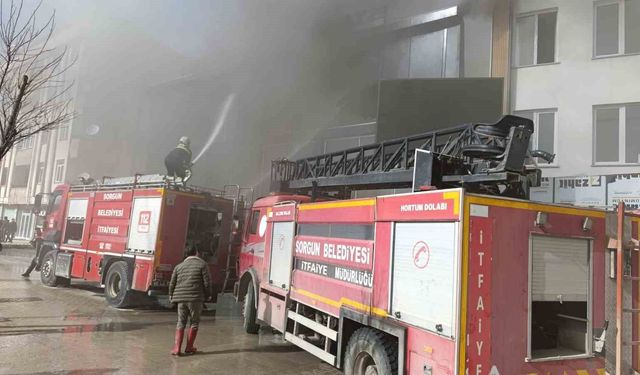 Üç katlı iş yerinde çıkan yangın paniğe neden oldu