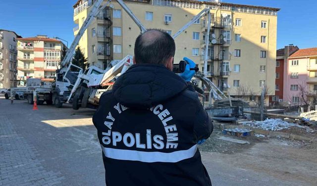 Uşak'ta beton pompası yan yattı: Altında kalan işçi hayatını kaybetti