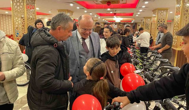 Uzunköprü'de 30 yetim ve öksüz çocuğa bisiklet sürprizi