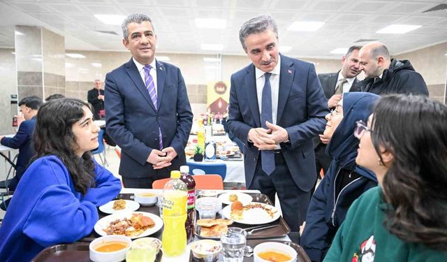 Vali Baruş öğrencilerle iftar yaptı