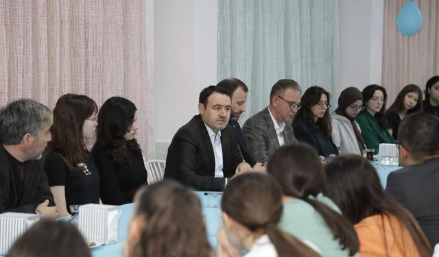 Vali Musa Işın, Necip Fazıl Kısakürek Anadolu Lisesi'nde öğrencilerle iftar yaptı