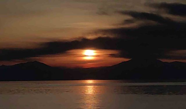 Van'da gökyüzü nöbet değişimi: Güneş çekildi, ay sahneye çıktı