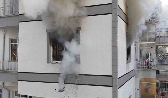 Yardım çağırmak için önce dışarı çıktı, çocuklarını kurtarmak için yanan eve yeniden girdi