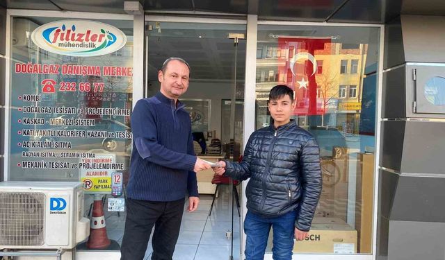 Yola savrulan parasını toplayan esnafı yapılan haberlerde görüp parasını teslim aldı