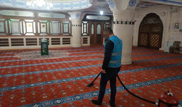 Yükümlülerden camilerin temizliğine destek