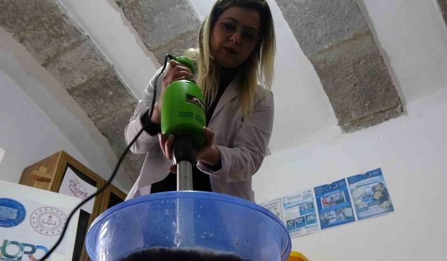 Yumurta kolilerinden el yapımı kağıt üretiyorlar