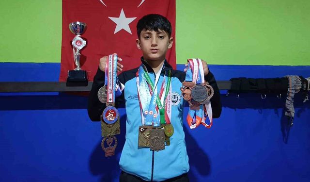 10 yaşındaki karateciden 20 madalyalık büyük başarı