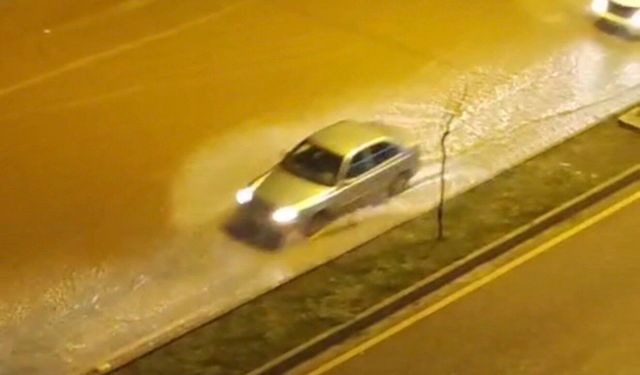 Adana'da şiddetli yağmur cadde ve sokakları göle çevirdi