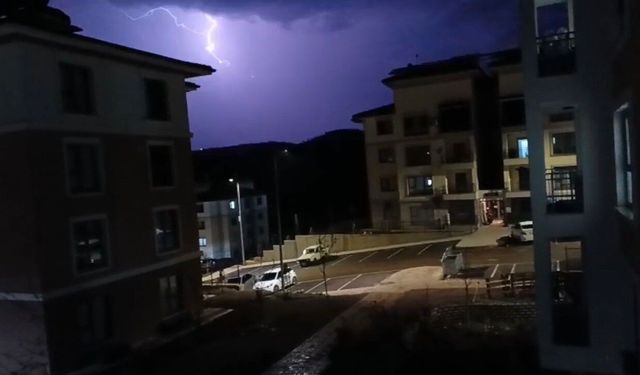 Adıyaman'da şimşekler geceyi aydınlattı