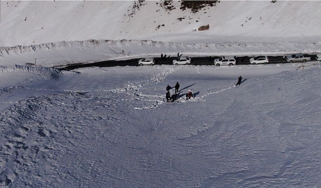 AFAD, Bahçesaray yolunda çığ incelemesi yaptı