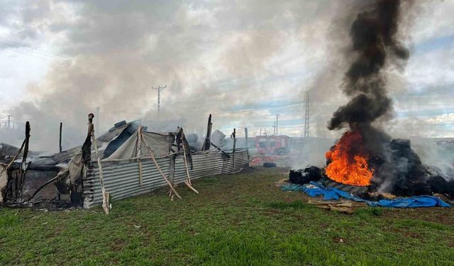 Ağıl ve saman balyaları alev alev yandı