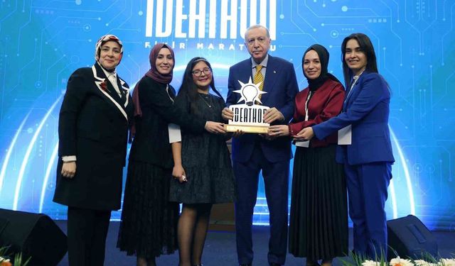 AK Parti Karşıyaka Kadın Kolları, ödülünü Cumhurbaşkanı Erdoğan'dan aldı