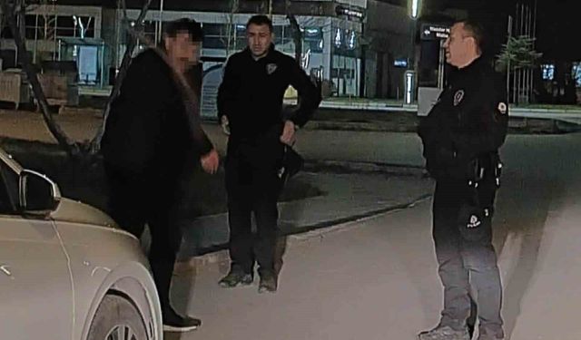 Aksaray polisinin elinde keser olan adamla imtihanı kamerada