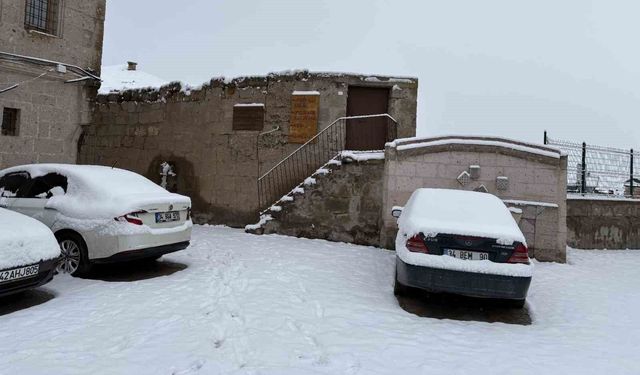 Aksaray'ın Güzelyurt ilçesi, çiçek açmış meyve ağaçları ve yağan karla ilçe beyaza büründü