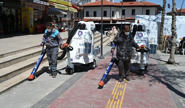 Akülü süpürgeler Isparta sokaklarında