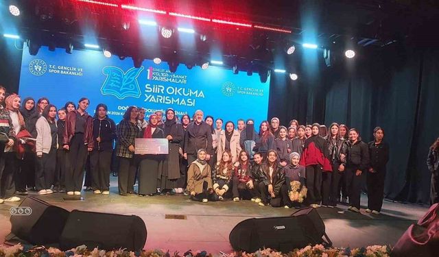Akyakalı Aleyna Kurtbaş şiir okuma yarışmasında bölge birincisi oldu