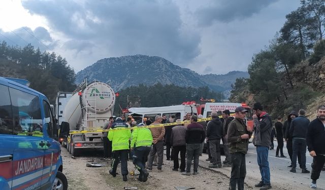 Antalya-Isparta karayolunda işçileri taşıyan minibüs ile beton mikseri çarpıştı: 7 ölü, 7 yaralı