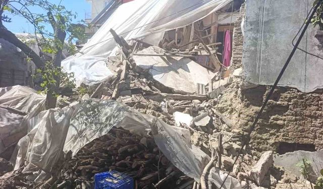 Antalya'da 2 katlı kerpiç ev çöktü