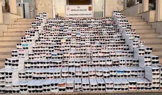 Antalya'da piyasa değeri 20 milyon olan 20 bin kaçak gözlük ele geçirildi
