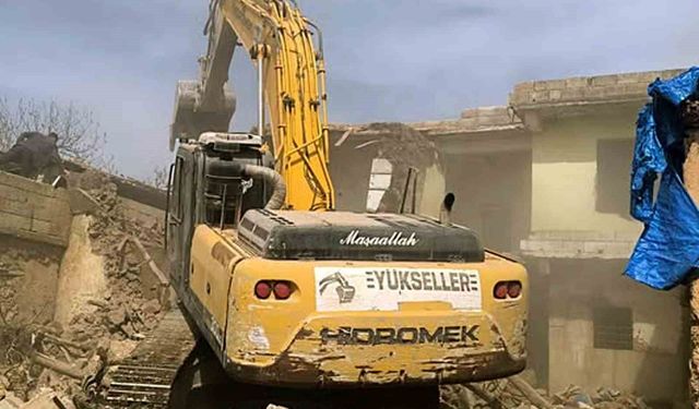 Araban'da depremde hasar gören binaların yıkımına devam ediliyor