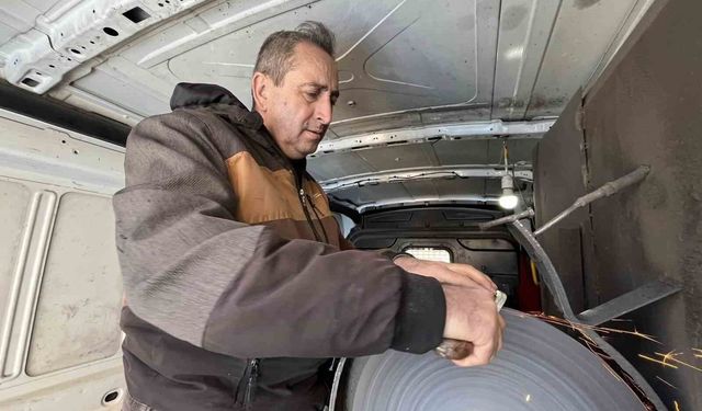 Arabası atölyesi oldu: Bıçakçı 35 yıldır Trakya'da bıçak biliyor