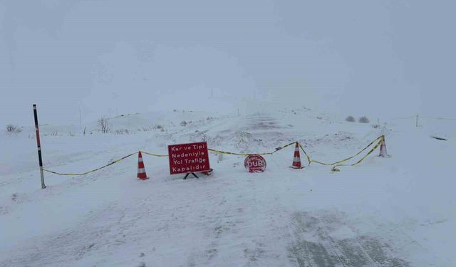 Ardahan-Ardanuç kara yolu kar ve tipi nedeniyle ulaşıma kapatıldı