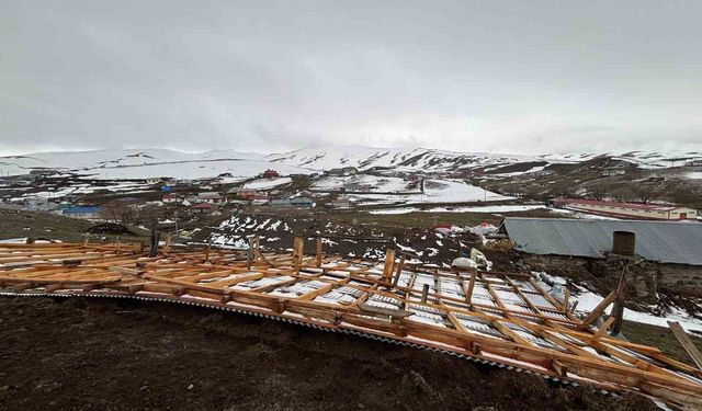 Ardahan'da şiddetli rüzgar çatıları uçurdu