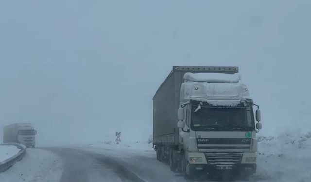 Ardahan'da ulaşıma kar ve tipi engeli