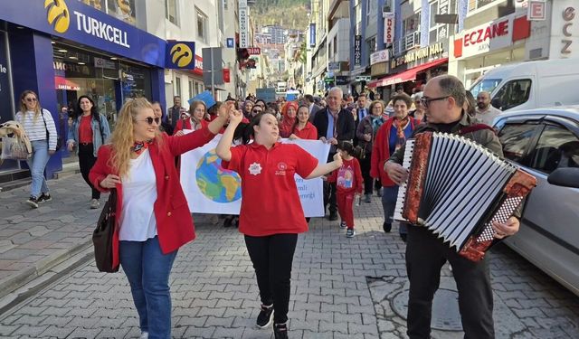 Artvin'de Otizm Farkındalık Yürüyüşü düzenlendi
