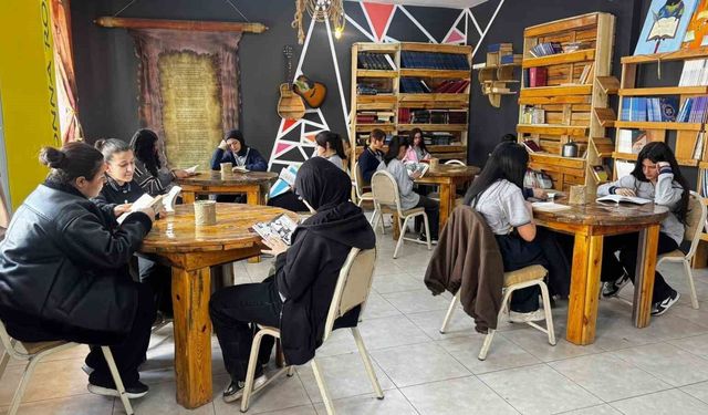 Atık malzemelerle kurulan kütüphane öğrencilerin yeni yaşam alanı oldu