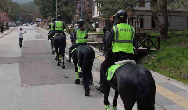 Atlı Polis ekiplerine Kızılcahamam'da yoğun ilgi