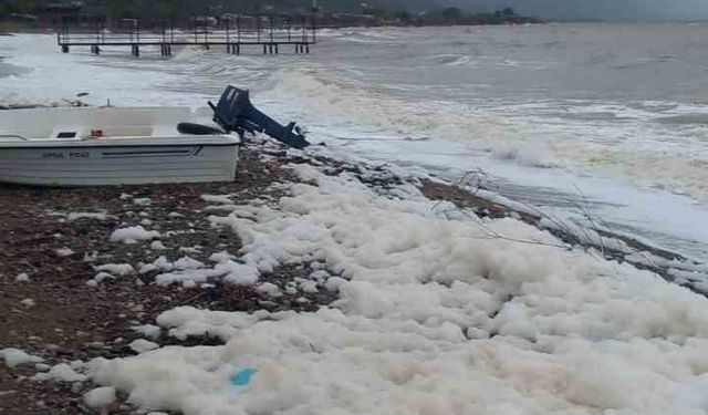 Ayvacık'ta deniz köpürdü