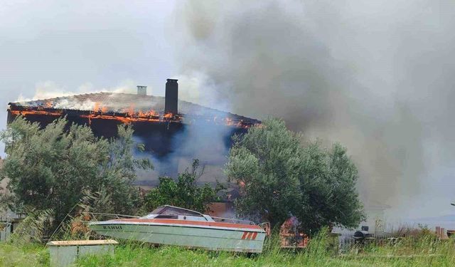 Ayvacık'ta villa yangını