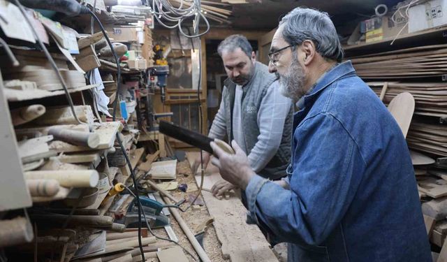 Baba oğul plastiğe karşı ahşap ustalığını yaşatmaya devam ediyor