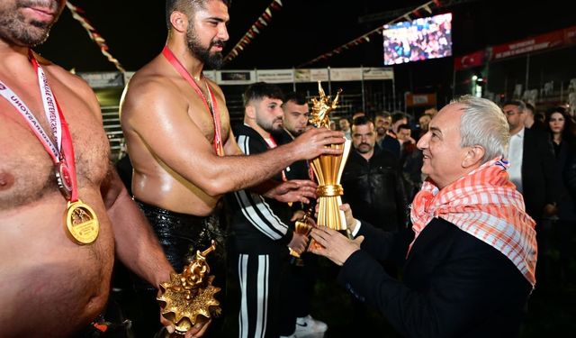 Balıkesirli güreşçi Enes Doğan, Kepez'de başpehlivan oldu