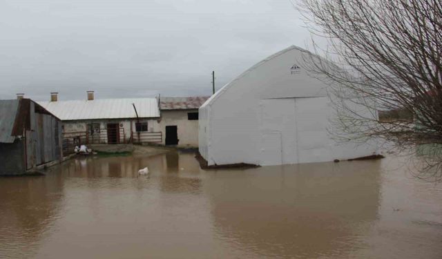 Baraj taştı, köy tamamen sular altında kaldı