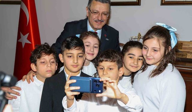 Başkan Genç, koltuğunu minik Hamza'ya devretti