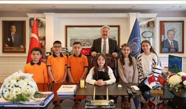 Başkan Palancıoğlu, koltuğunu küçük Toprak'a bıraktı