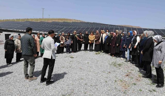 Battalgazi Belediyesi proje ve yatırımları AK Parti Yeşilyurt Kadın Kolları'na tanıtıldı