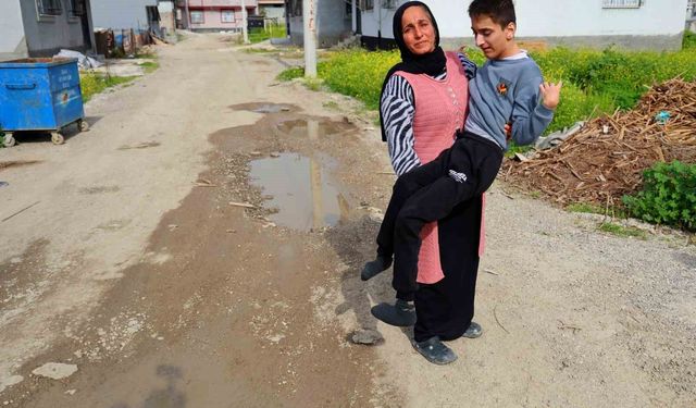 Belediye yolu yapmadı, engelli evladıyla perişan oldu