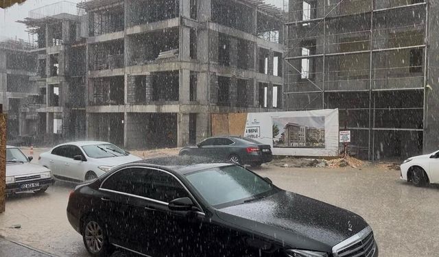 Besni'de dolu ve sağanak sonrası sel meydana geldi