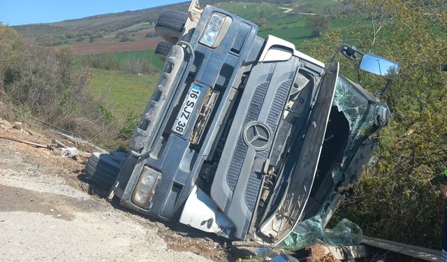 Beton mikseri şarampole yuvarlandı