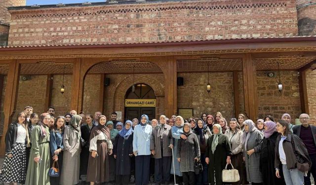 Bilecik'te Şeyh Edebali Türbesi'ni hiç ziyaret etmemiş yaşlılara öğrenciler eşlik etti