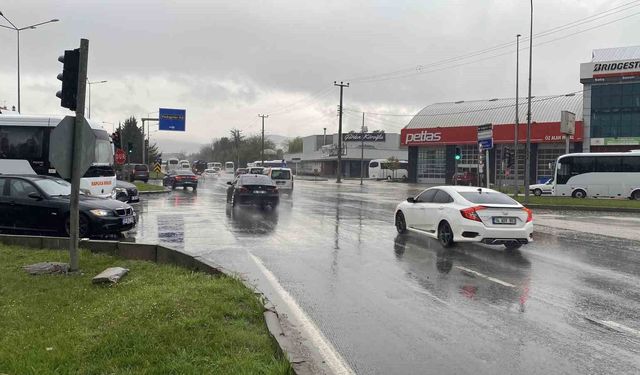 Bolu güne yağışla uyandı