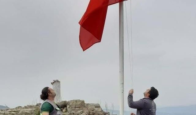 Buldan'ın 45 mahallesi ay yıldızlı bayraklarla donatılıyor
