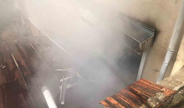 Burdur'da yangında mahsur kalan 2 kadını ekipler kurtardı