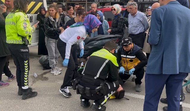 Bursa'da işçi servisine motosiklet çarptı: 2 yaralı