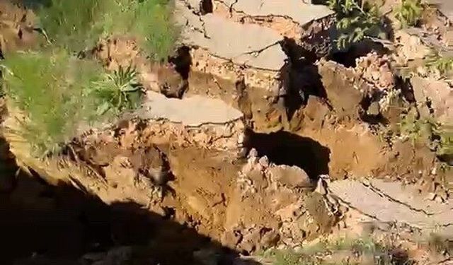 Bursa'da meydana gelen heyelan yolu parçalara ayırdı