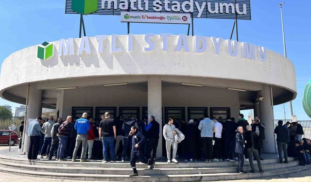 Bursaspor kombinelerine büyük ilgi, taraftar saatlerce kuyrukta bekledi